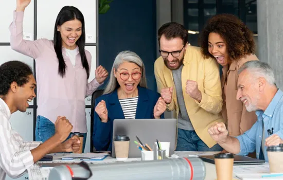 مرحلة تسليم الهيكل النهائى للمشروع ومراجعته مع العميل